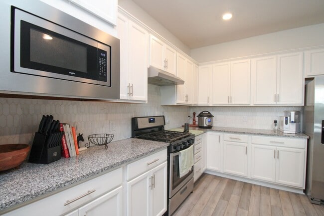 Building Photo - ** STUNNING 2012 NEW CONSTRUCTION 3/2 HOME...