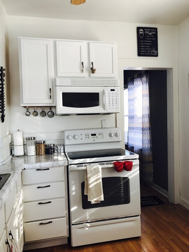 Kitchen with lots of natural light - 4048 Snelling Ave