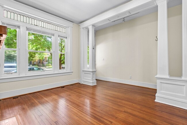 Building Photo - $2,890 / 2 br / 2 ba / 1,400 sqft