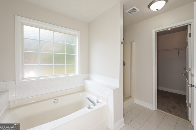Building Photo - 1599 Queen Elizabeth Dr
