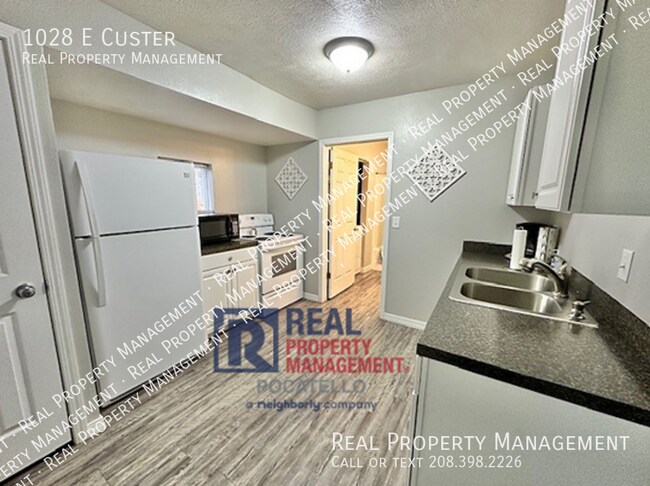 Building Photo - 1028 E Custer-