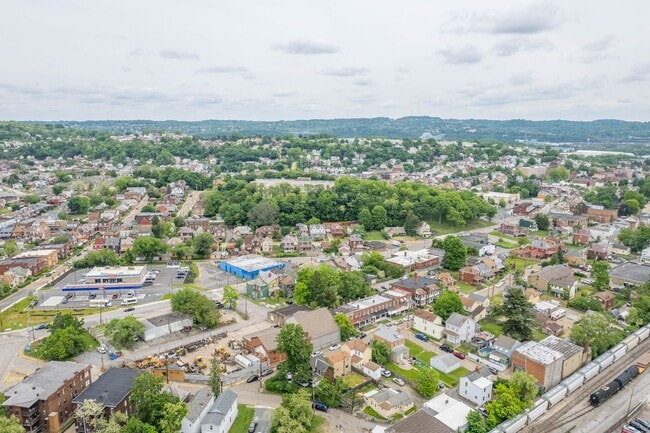 Building Photo - AVAILABLE JULY 1ST! Don't miss this RENOVATED 3-BEDROOM!!