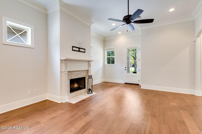 Building Photo - 405 S Montauban Dr