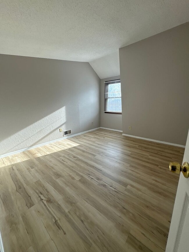 Building Photo - Available January 1st! Spacious 3 Bedroom 2 Bathroom in Saint Paul!
