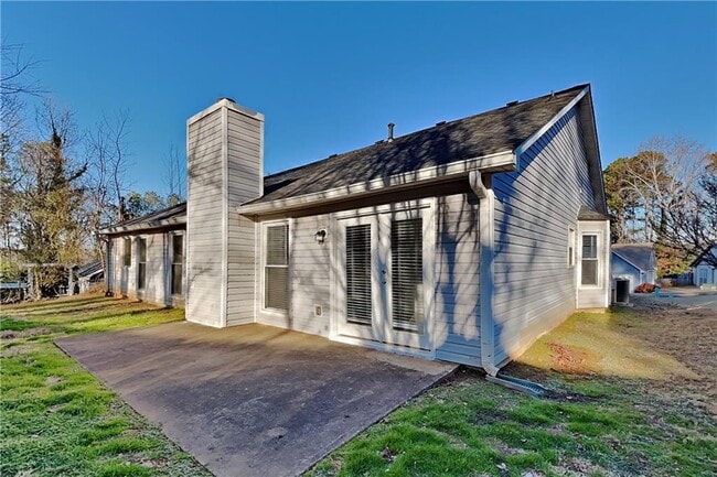 Building Photo - 645 Paris Dr