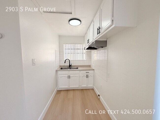 Building Photo - 2903 S Palm Grove Ave