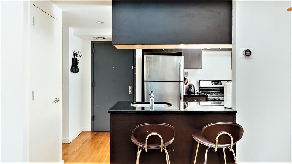 Building Photo - 130 Scholes St