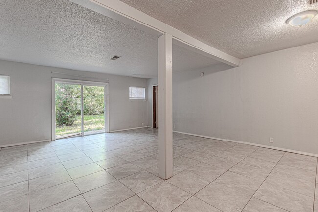 Building Photo - 3 Bed 2 Bath in OKC!