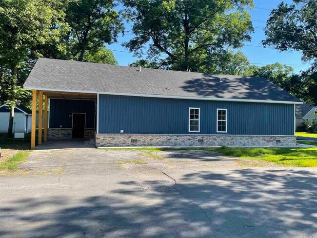 Building Photo - 320 Brinkley Ave