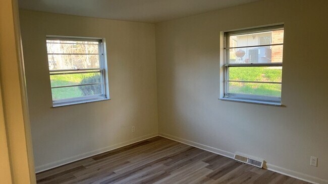 Building Photo - 3043 Regent St