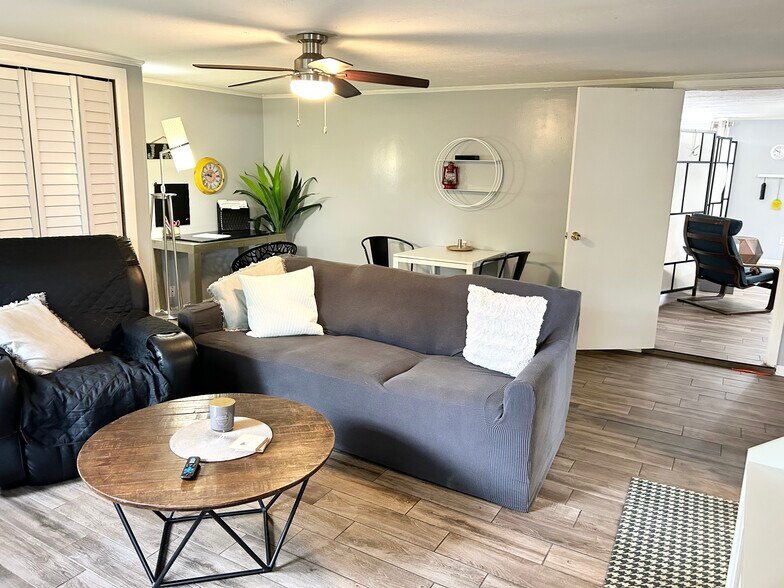 Building Photo - 2320 Vista Ave