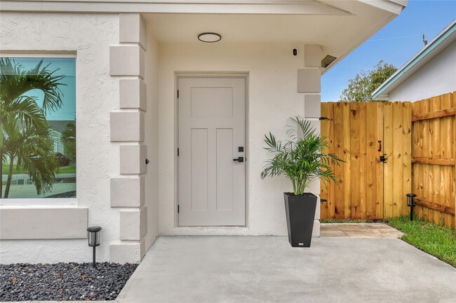 Building Photo - 414 W Mango St