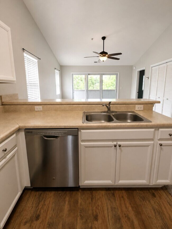 Building Photo - Spacious 2-Bedroom End-Unit Condo Near Surfside Beach