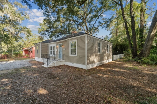 Building Photo - Charming Midtown Home – Updated and Move-I...