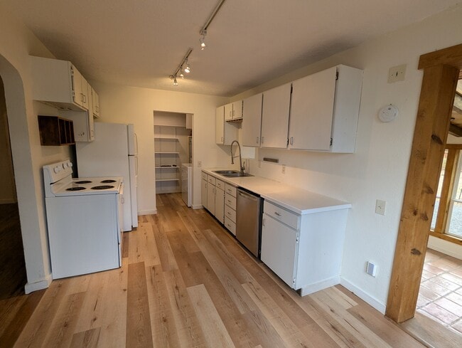 Building Photo - 455 NE Clay Ave