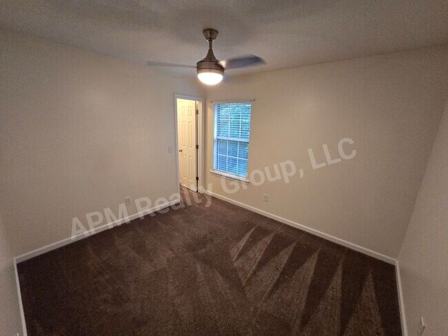 Building Photo - Four bedroom home off Hardscrabble