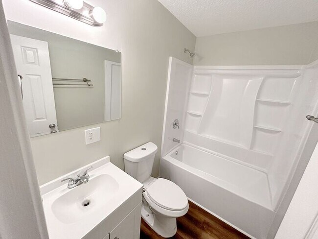 Building Photo - 106 Greenwood Cir