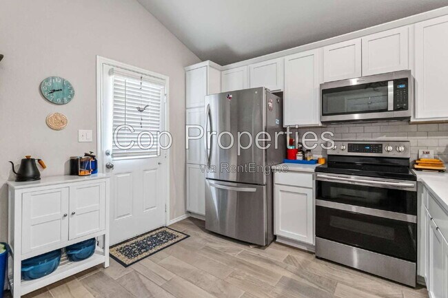 Building Photo - 2425 Ayers Dr