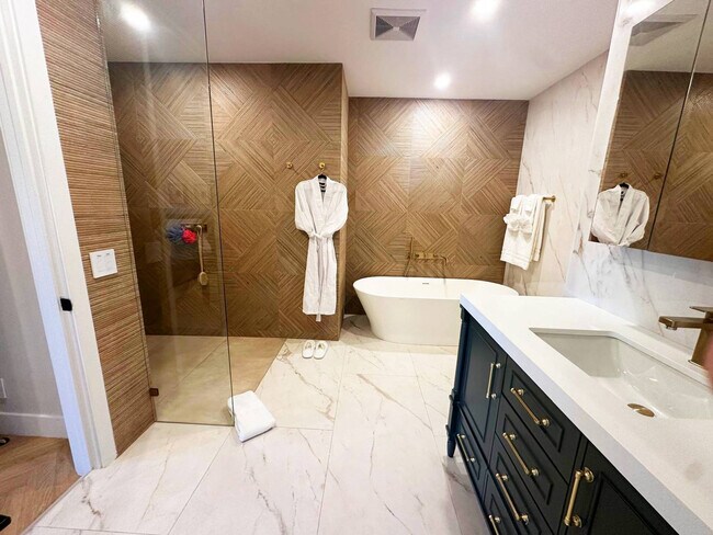 Building Photo - 4312 NE 22nd Ave