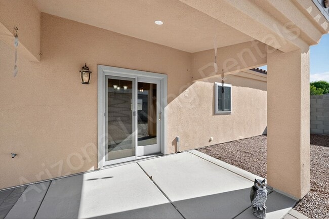 Building Photo - DESIRABLE LOCATION WITH RV PARKING