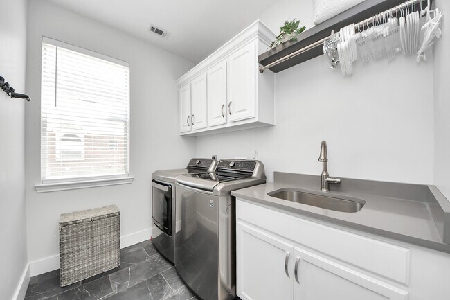 Building Photo - 9214 Meadow Branch Ct