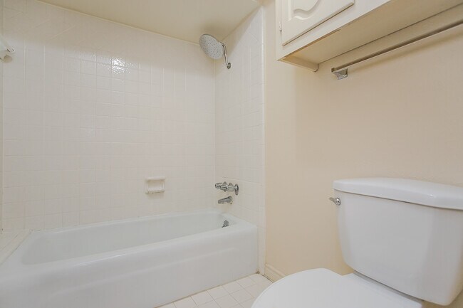 Building Photo - 10660 Pagewood Dr