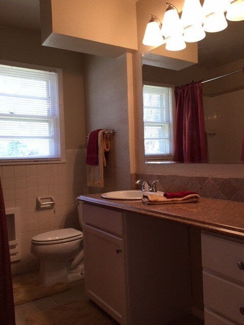 Building Photo - Huge Updated 4 Bedroom/2 Bath/2 Living Room House close to TTU - Available AUGUST