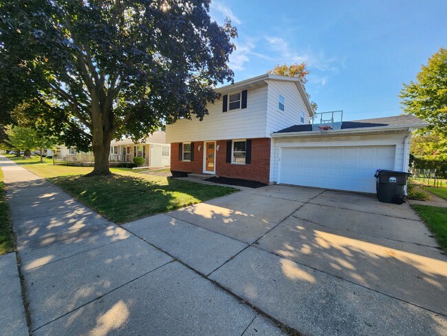 Building Photo - PRICE REDUCED  4 Bedrooms In Neenah