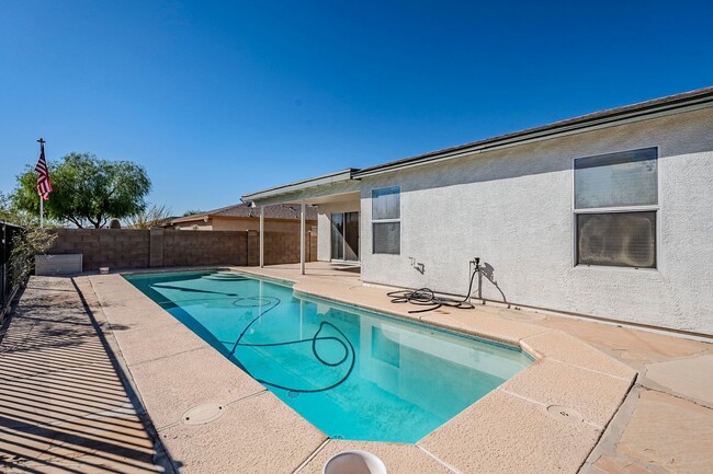 Building Photo - Your Private Oasis Awaits: Spacious 3-Bedr...