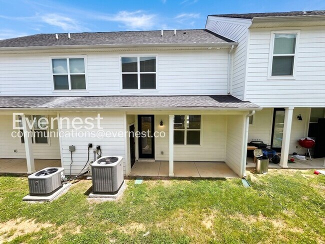 Building Photo - Limited Time Special Offer / 2 Bed/2.5 Bath Townhome with Off-Street Parking / Pet-Friendly / Ava...