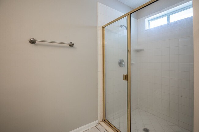 Building Photo - Stunning home in desirable neighborhood