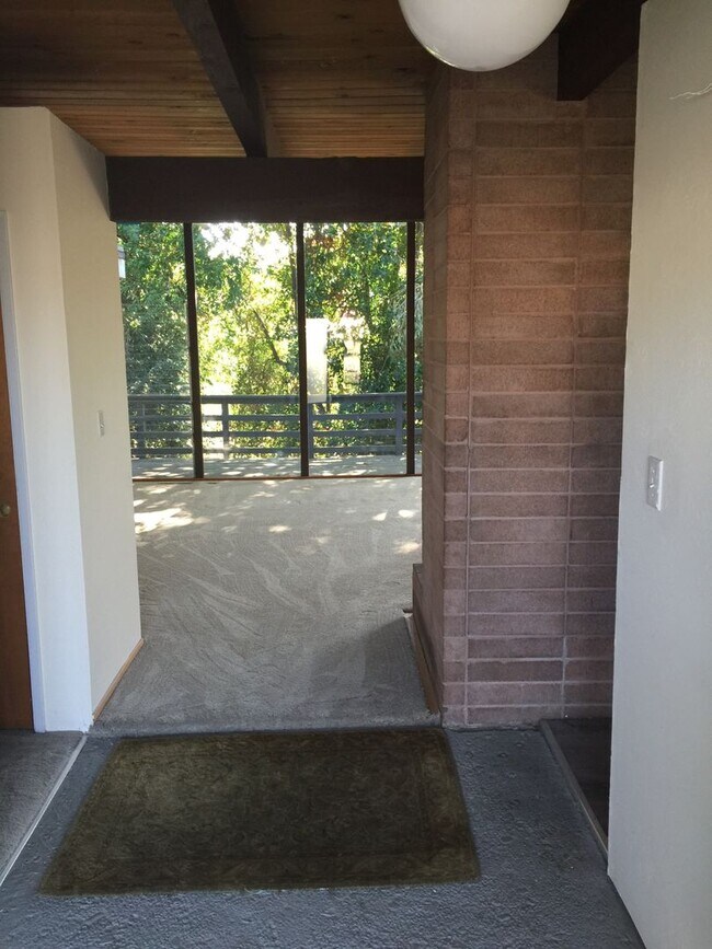 Building Photo - Mid-Century Hayward Home For Rent