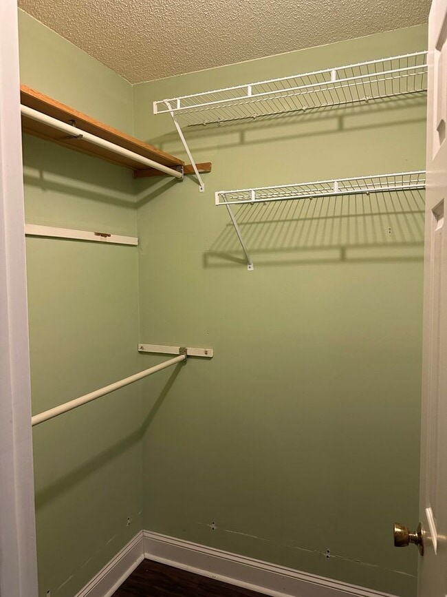 Building Photo - 3 bedroom, 2.5 bathroom townhouse in Stone...