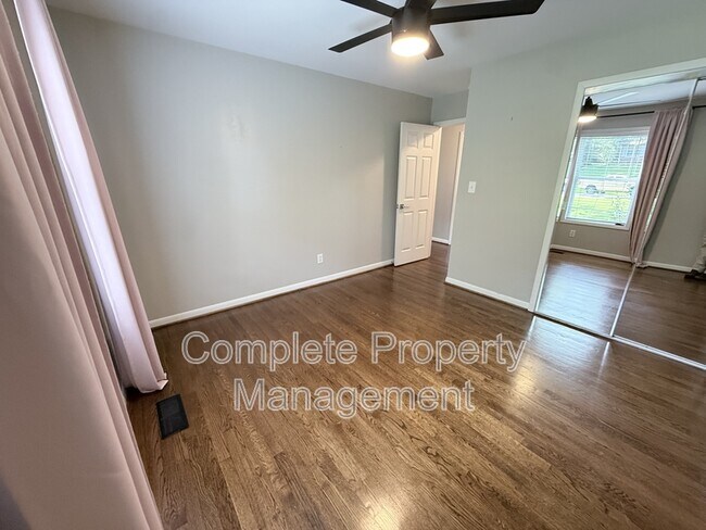 Building Photo - 3153 Woodhaven Dr
