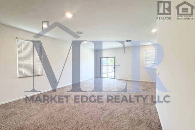 Building Photo - 4Bed/4Bath House w/2 Car Gar in Tucson! $1...
