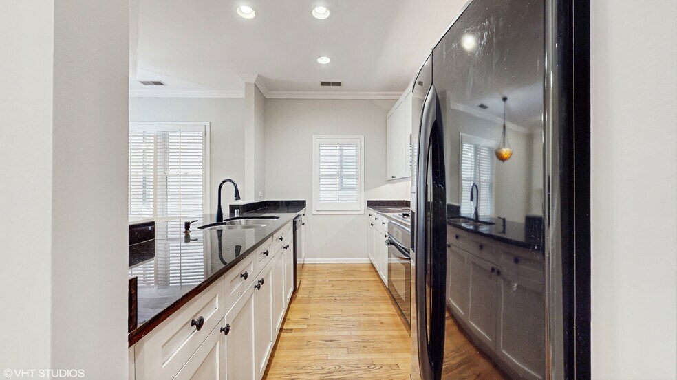 Kitchen - 710 W Aldine Ave