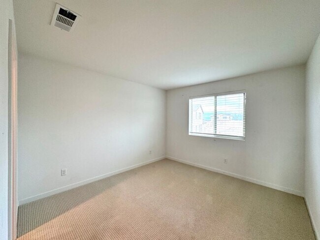 Building Photo - Spacious 4 Bedroom Home for Lease in Winch...
