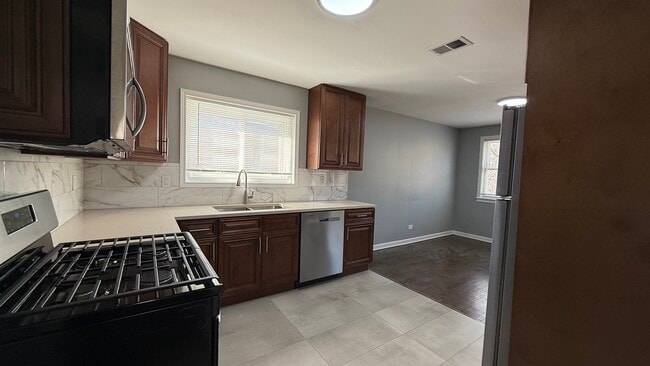 Building Photo - 5843 N Cicero Ave