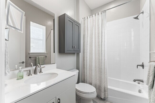 Building Photo - 724 W Pleasant Oak Trl