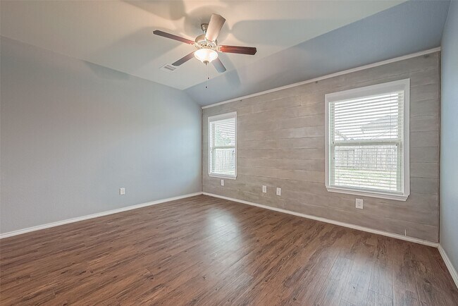Building Photo - 14015 Lake Cres Dr
