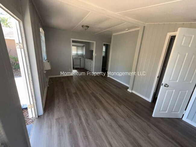 Building Photo - Updated 2/1 in St. Pete! AVAILABLE FOR IMMEDIATE MOVE IN!!