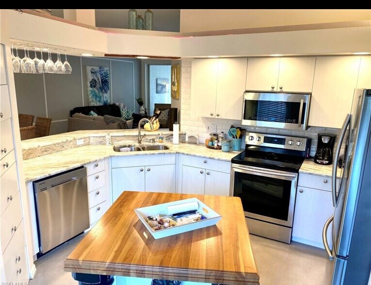 Fully equipped kitchen - 6910 Satinleaf Rd N
