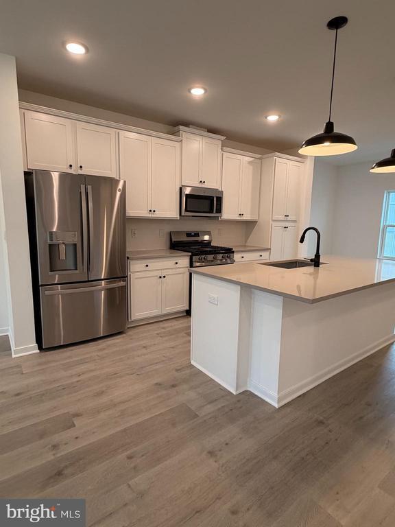 Building Photo - 67 Basswood St