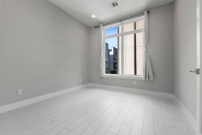 Building Photo - 6106 Clarkson Ln