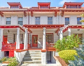 Building Photo - Gorgeous, Spacious 4BR with Updated Kitche...
