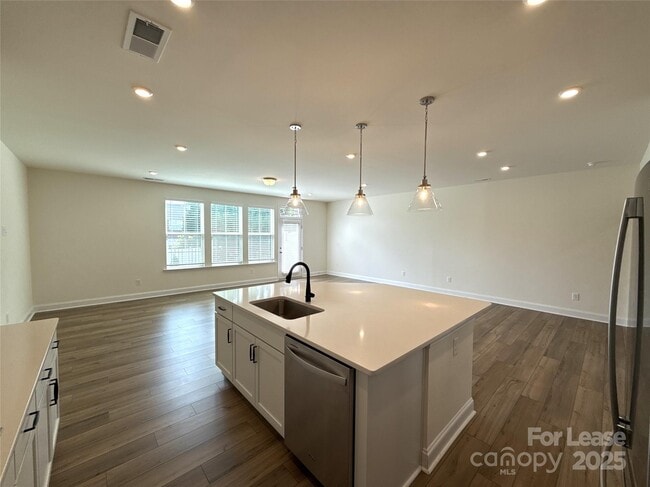 Building Photo - 6032 Mariemont Cir