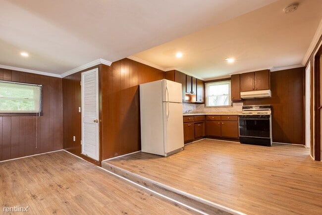Building Photo - 3 br, 1 bath House - 23081 Springbrook Dr