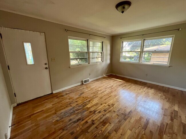 Building Photo - 2003 Lakeshore Dr