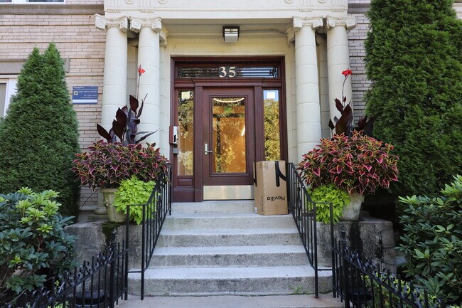 Building Photo - 69 Park Dr