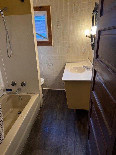 Building Photo - 107 N Oakland Ave